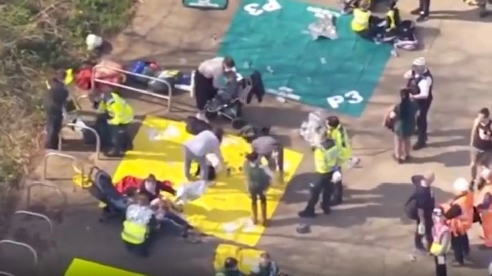 VIDEO | Momente de panică la un centru acvatic din Londra. Poluare cu clor, oameni evacuați de urgență