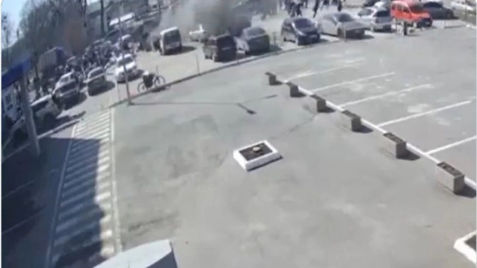 VIDEO | Momentul în care o rachetă lovește în mulțimea de oameni care stau la coadă să primească ajutoare în Harkov