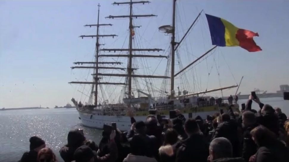 Momente emoționante în Portul Militar Constanța. Nava-școală „Mircea” a plecat în primul voiaj pe mare din 2022