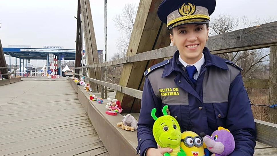 FOTO | Podul istoric care face legătura dintre România și Ucraina a devenit un „pod al jucăriilor”