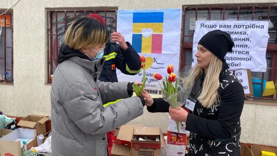 Refugiaţii din Ucraina, primiţi la Iași cu mărţişoare şi flori