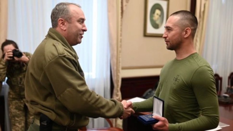 VIDEO | Soldatul ucrainean de pe Insula Șerpilor a fost decorat pentru curaj