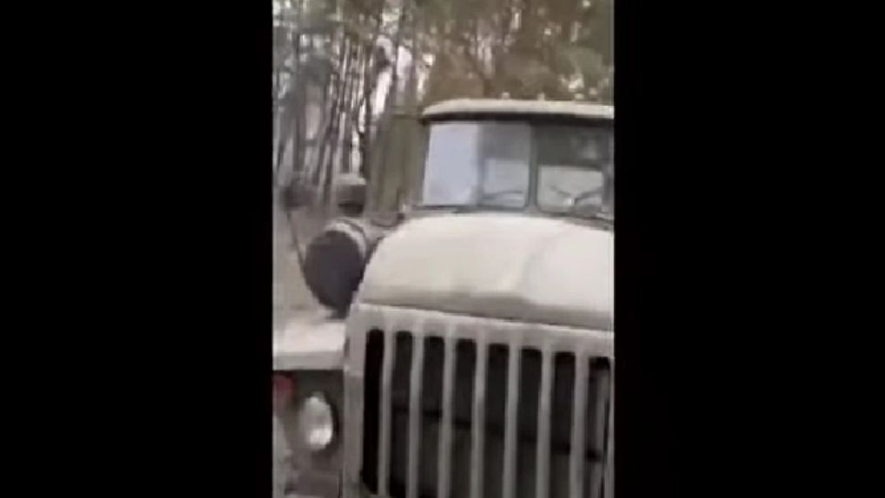INCREDIBIL! Un bătrân a furat un camion plin cu armament al rușilor și l-a predat soldaților ucraineni 