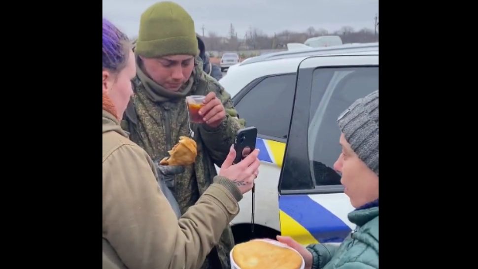 VIDEO Un soldat rus care s-ar fi predat izbucnește în plâns după ce a fost hrănit de civili. MESAJUL transmis familiei