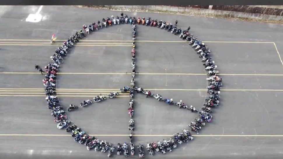 VIDEO Sute de motocicliști români au format un uriaș semn al păcii: gestul pacifist, însoțit și de o donație