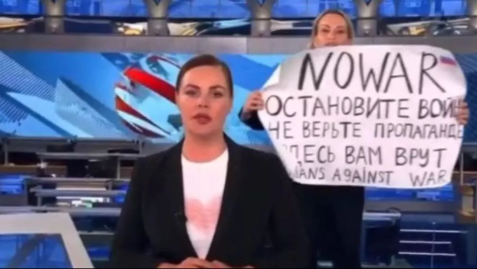 Marina Ovsiannikova, după arestare la Moscova: "Nu regret nimic". Kremlinul o acuză de "huliganism"- Ce s-a întâmplat cu contul de Twitter al jurnalistei