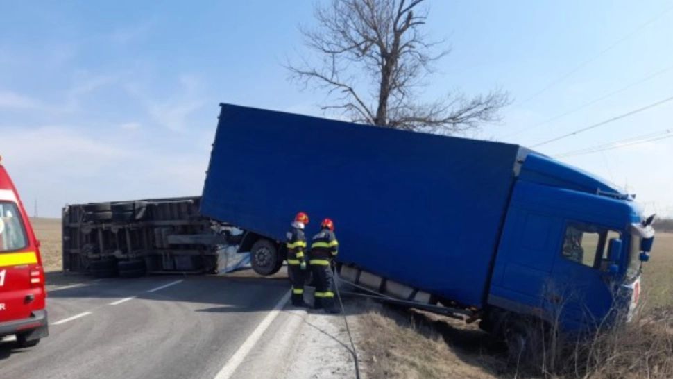 TIR încărcat cu ajutoare pentru Ucraina, RĂSTURNAT în județul Iași: trafic BLOCAT