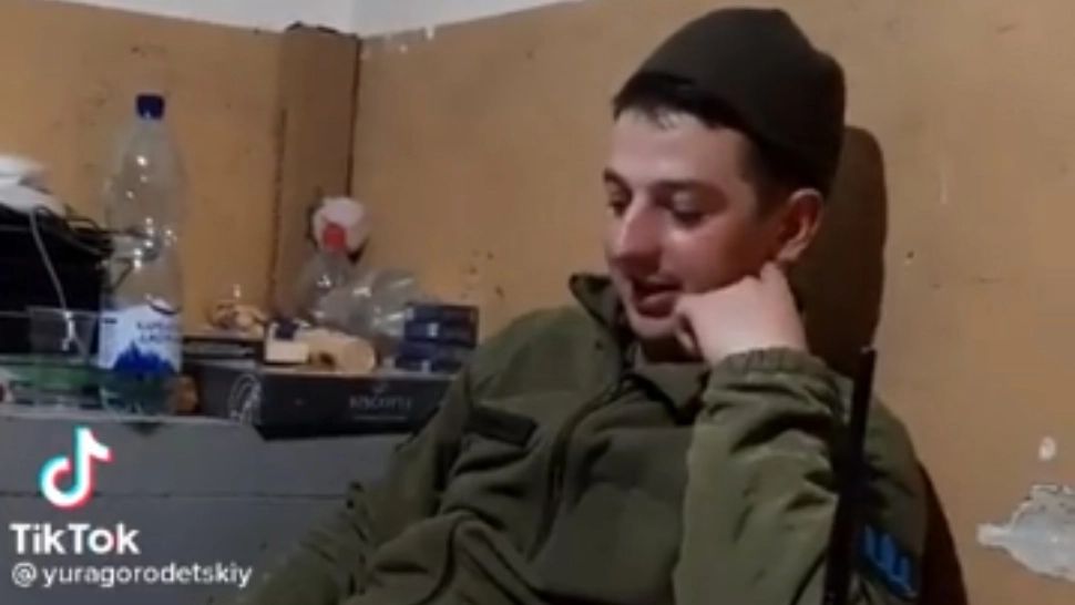 Imnul neoficial al Kievului, cântat într-un scurt moment de respiro de unul dintre apărătorii capitalei ucrainene. Clipul, VIRAL pe internet