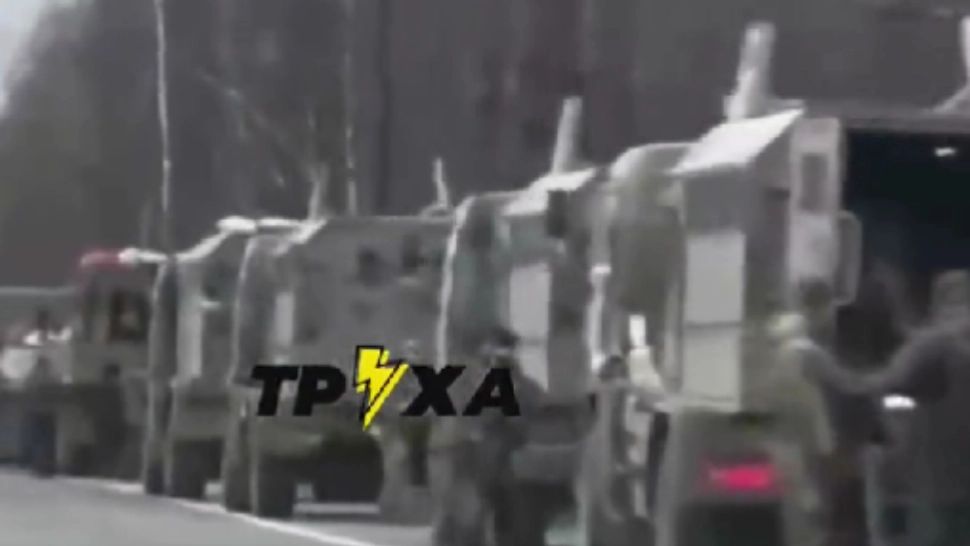 Coloană de blindate rusești, în drum spre Ucraina: SEMNIFICAȚIA literelor marcate pe vehiculele de luptă 