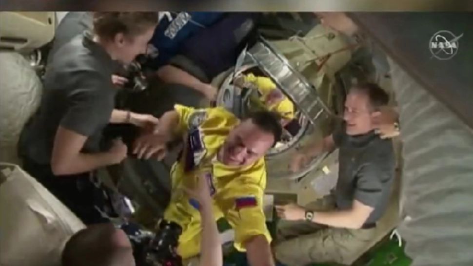 Cosmonauții ruși, îmbrăcați în culorile Ucrainei, au ajuns pe Stația Spațială Internațională