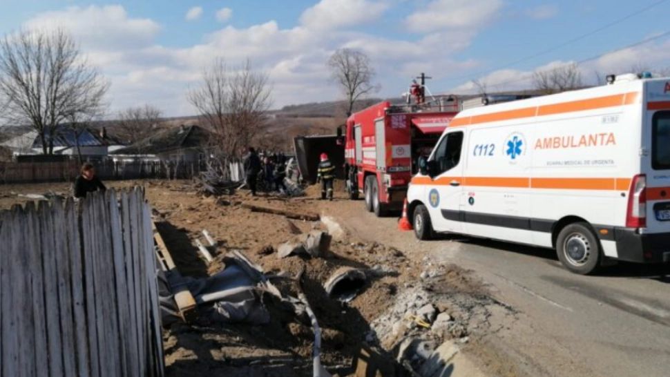 Camion răsturnat peste un stâlp, la Vaslui: 2 copii răniți