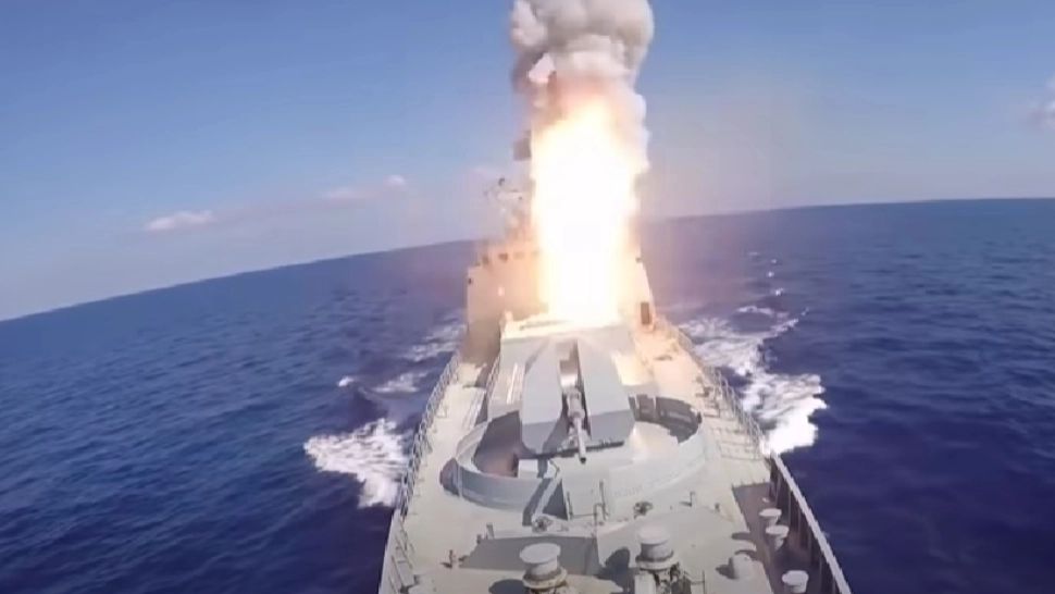 MANEVRE DE FORȚĂ ale Kremlinului în apropierea României: un NOU atac cu rachete HIPERSONICE, lansat din Marea Neagră