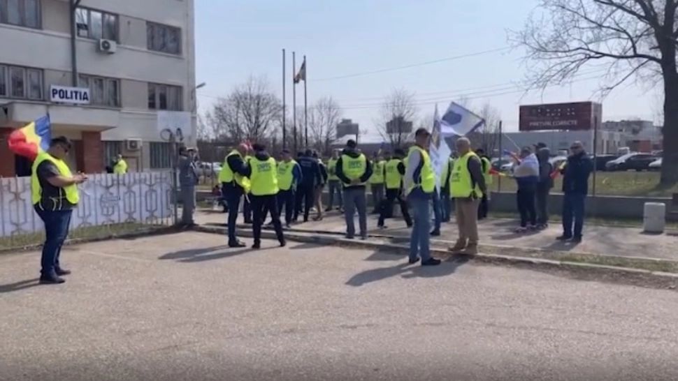 Zeci de polițiști din Mangalia au protestat în fața sediului. Agenții cer demiterea șefului