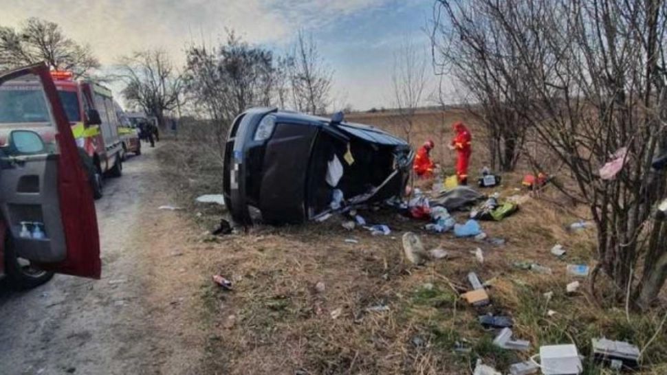 Accident teribil în Dâmboviţa: 1 mort și 2 răniți, dintre care un copil, după ce o mașină s-a izbit de un TIR