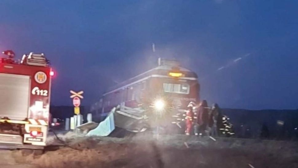 Trafic feroviar blocat în Buzău, după ce un tren de călători a lovit o autoutilitară - 1 VICTIMĂ 