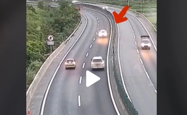 VIDEO – Accident spectaculos pe o autostradă – Cum a reacționat un șofer când s-a trezit cu un autoturism pe contra-sens