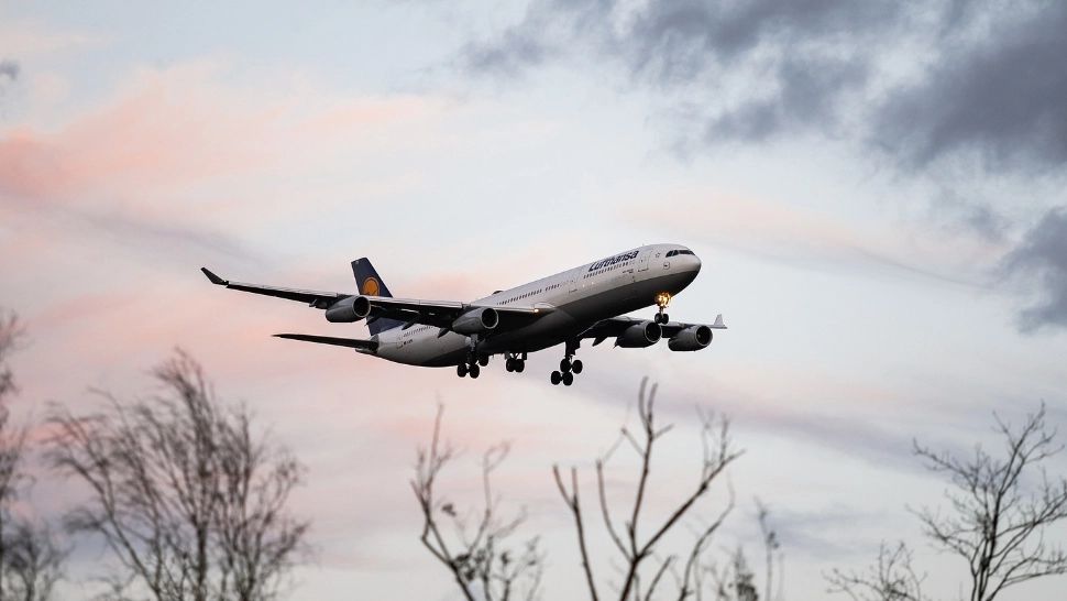 Momente de panică. Avion întors din drum din cauza unei alerte cu bombă