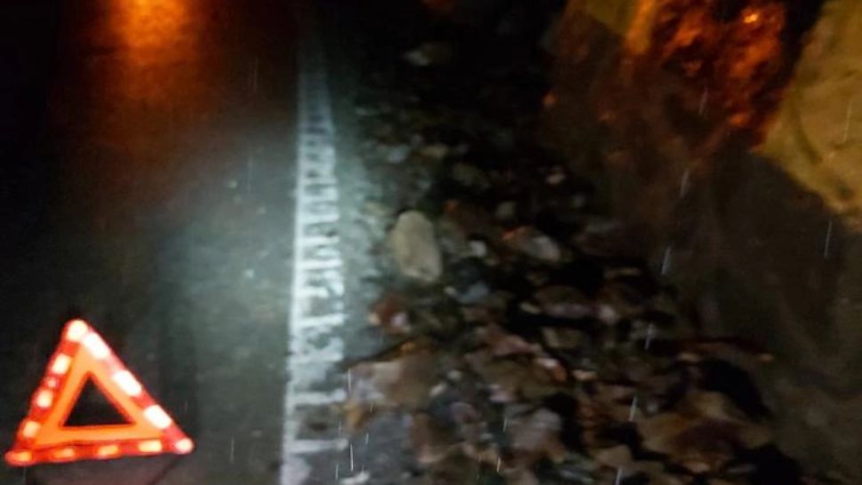 Alertă în Defileul Jiului. Un bolovan a căzut pe șosea și bucățile au lovit un autoturism