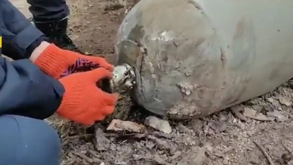 Cum dezamorsează ucrainenii cu mâinile goale o BOMBĂ neexplodată - VIDEO