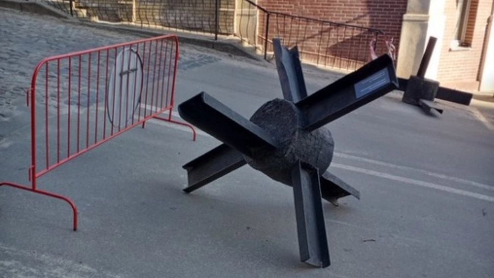 Exponat de muzeu din Al Doilea Război Mondial, scos pe o stradă din Kiev împotriva tancurilor rusești 