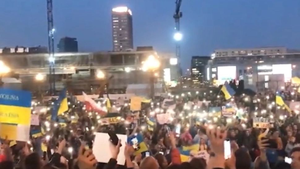 Polonezii au ieșit în stradă, în timpul vizitei lui Joe Biden la Varșovia - Protest uriaș împotriva războiului lui Putin