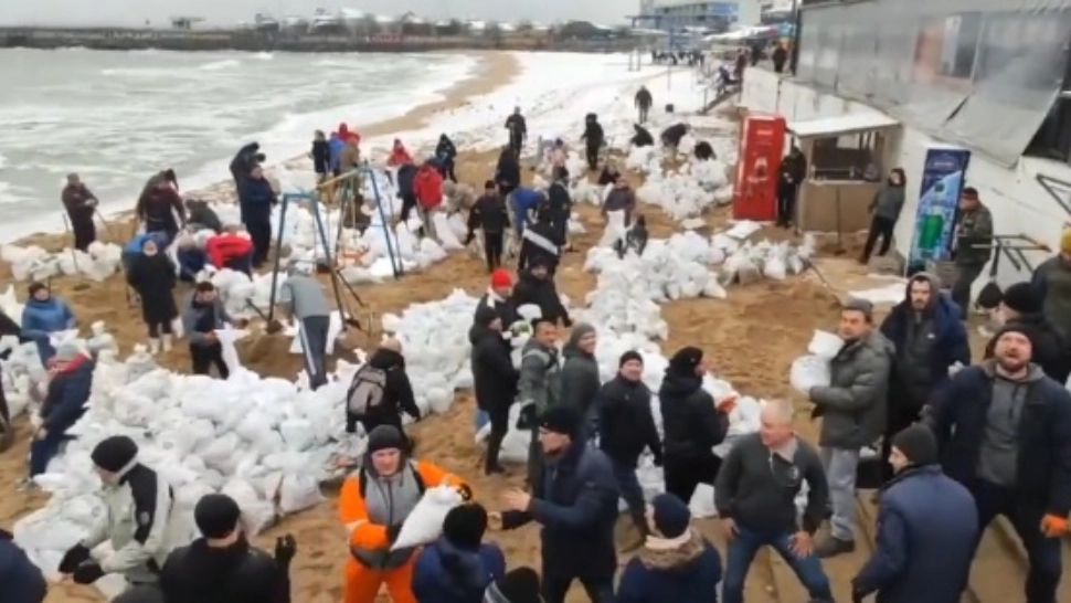 Civilii din Ucraina pregătesc baricade din nisip pentru a se apăra de armata rusă - Noi imagini impresionante