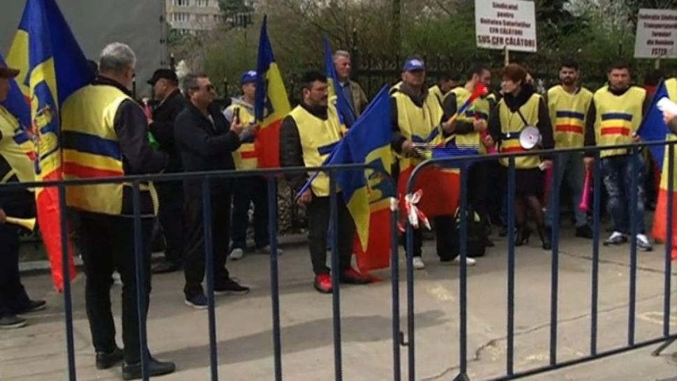 PROTEST la CFR: Angajații și sindicaliștii CFR au ieșit din nou în stradă - Oamenii cer salarii decente VIDEO