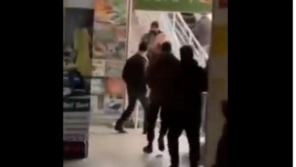 IMAGINILE disperării la Melitopol: ucrainenii iau cu asalt magazinele sparte - Situația se agravează de la oră la oră