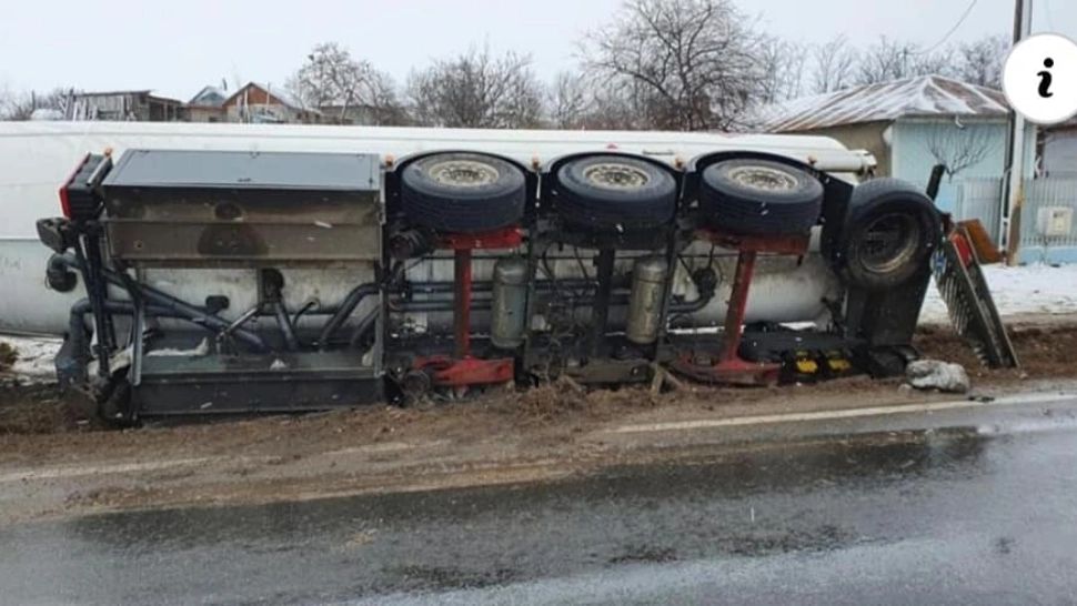 Cisternă plină cu motorină, răsturnată pe DN 25, între Galați și Tecuci