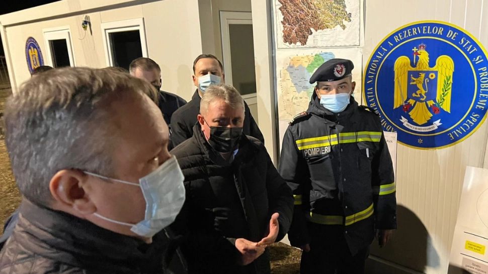 Nicolae Ciucă, în vizită la refugiații de la Isaccea - Noi măsuri pentru oamenii care au fugit din calea RĂZBOIULUI