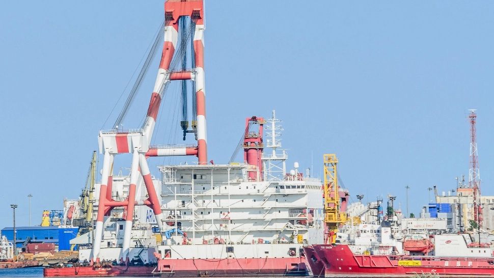 Porturile de la Marea Neagră au fost închise din cauza vântului puternic