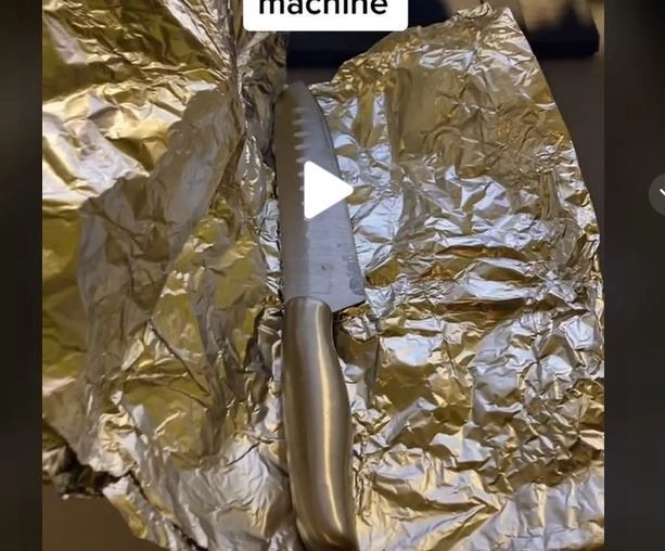 VIDEO – Ce se întâmplă dacă pui un cuțit într-o folie de aluminiu și încerci să-l treci de scanerul de la aeroport – Experiment