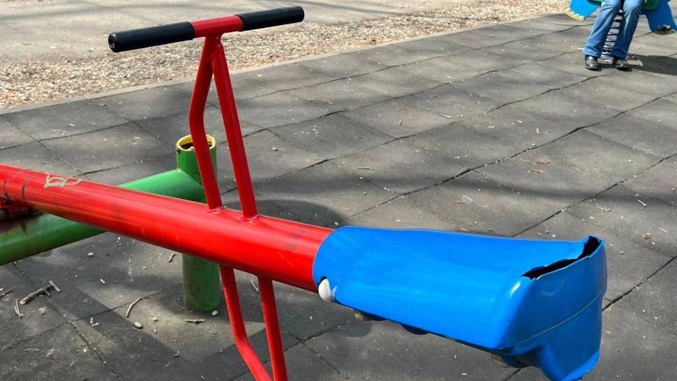  VIDEO Cele mai mari 3 parcuri din București, controlate de ANPC: 15 locuri de joacă și două terenuri de baschet, ÎNCHISE