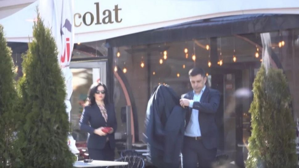 Ce ascunde ministrul Sportului? Eduard Novak, surprins de paparazzi în compania unei femei misterioase