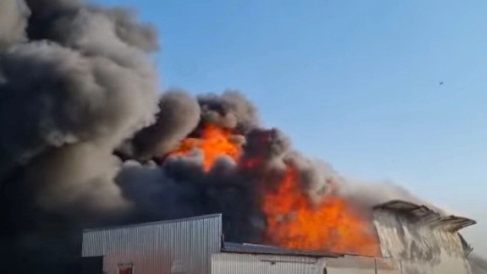 VIDEO | Incendiu devastator la o hală din Dolj. Au fost emise mesaje RO-Alert