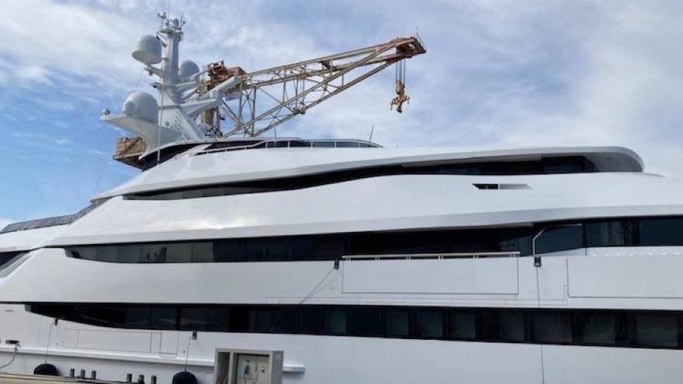 Boss-ul ROSNEFT, gigantul petrolier al lui Putin, lăsat pe uscat. Franța i-a confiscat un super iaht