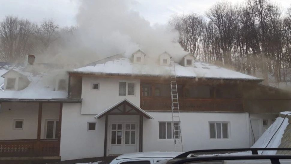 VIDEO | Incendiu de proporții la Mănăstirea Buciumeni din Fălticeni. Totul a pornit de la o lumânare aprinsă