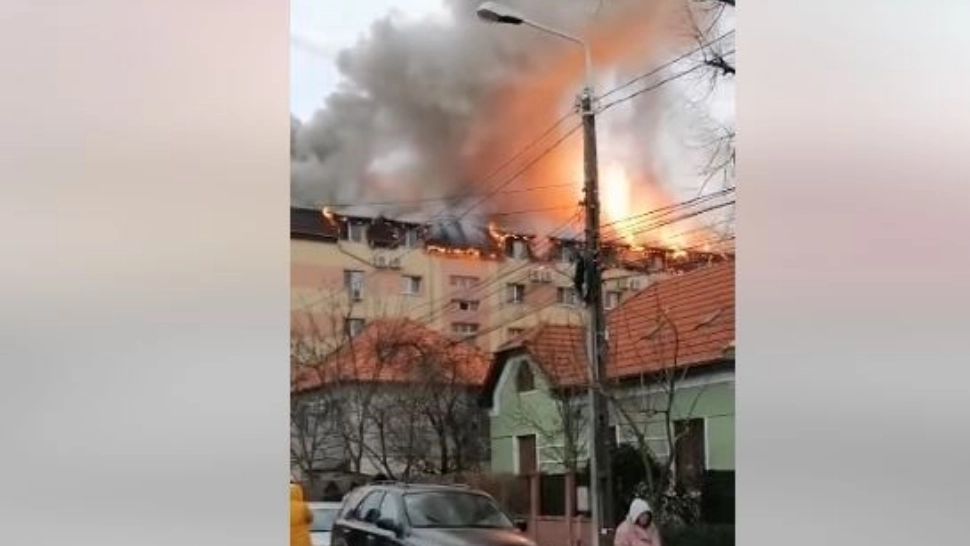 INCENDIU VIOLENT într-un bloc din Timișoara. Mansarda a fost făcut scrum. VIDEO