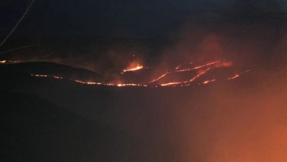 Incendii de vegetaţie uscată în mai multe localităţi  din Prahova. Peste 170 de hectare şi o casă, afectate