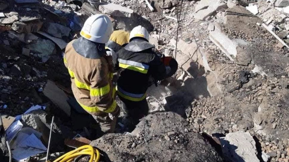 Scoală bombardată din regiunea Nikolaev: cadavrele a 7 persoane au fost scoase de sub dărâmături (FOTO)