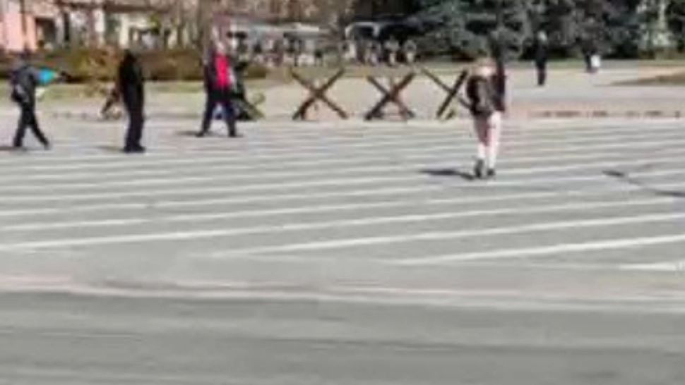 VIDEO Noi imagini șocante, soldații ruși trag în civili ucraineni, pe străzile din Herson