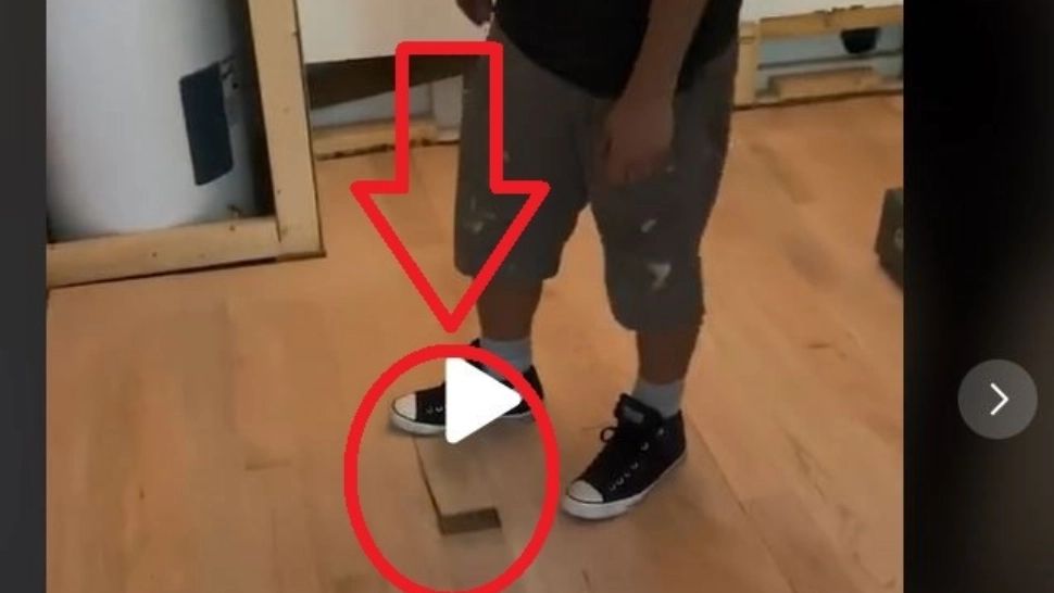 VIDEO – Ce a găsit sub podea – A călcat pe o bucată de parchet care s-a ridicat. Când a tras de ea, a făcut descoperirea