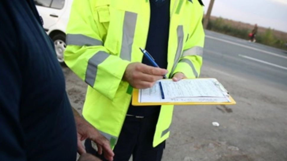 16 șoferi au rămas fără permis, în Bacău! Poliția i-a surprins făcând drifturi pe zăpadă, în parcarea unui hipermarket - VIDEO