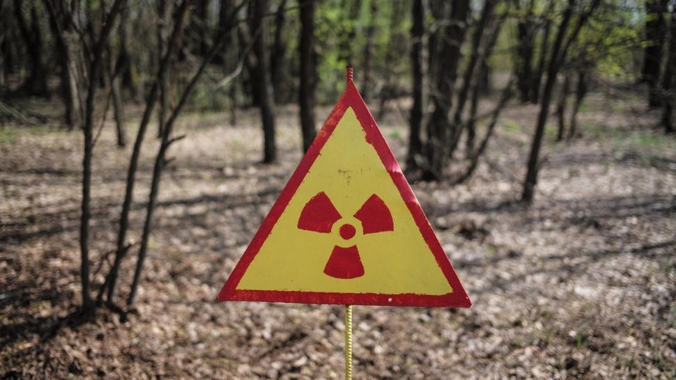 Rușii au intrat cu tancurile în Pădurea Roșie, zonă extrem de TOXICĂ de lângă Cernobîl, ridicând nori de praf radioactiv - VIDEO