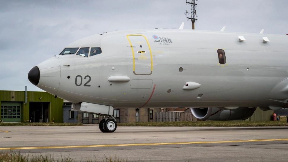 Navele rusești din Marea Neagră, monitorizate "de la o distanță discretă" de forțele aeriene britanice 