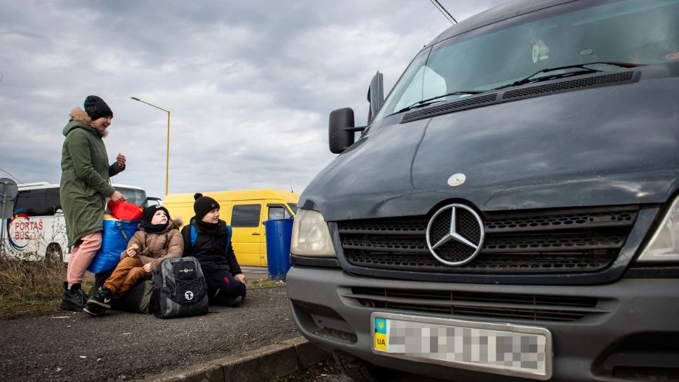 Zonele FIERBINȚI ale Ucrainei, părăsite de populație: coloane de mașini se întind pe zeci de kilometri. Situație DRAMATICĂ