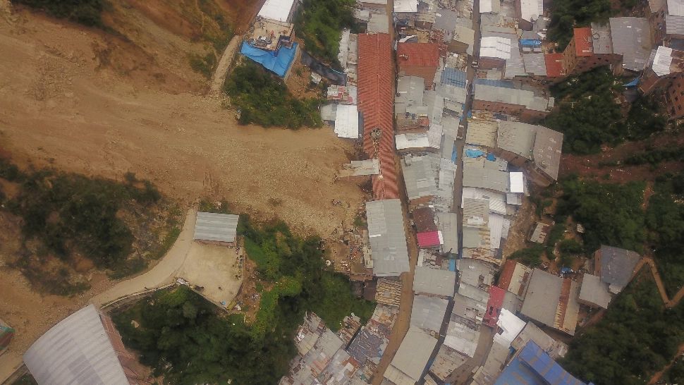 Alunecare de teren uriașă în Peru. Zeci de oameni, printre care și copii, căutați de autorități - Case îngropate sub pământ