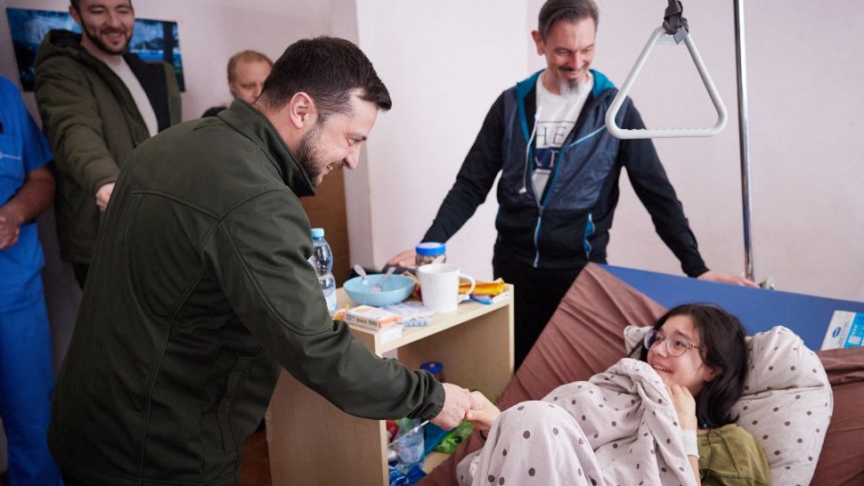 VIDEO | O adolescentă din Ucraina a fost împușcată de 12 ori, după ce și-a apărat fratele mai mic. Zelenski a vizitat-o în spital