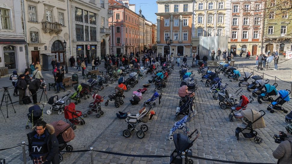 Imagini emoționante la Liov: 109 de cărucioare goale așezate în centrul orașului în memoria copiilor uciși în infernul din Ucraina