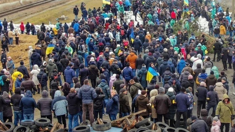 FOTO Mii de ucraineni în fața tancurilor rusești. "Acesta e războiul nostru, Putin n-ar nicio șansă"